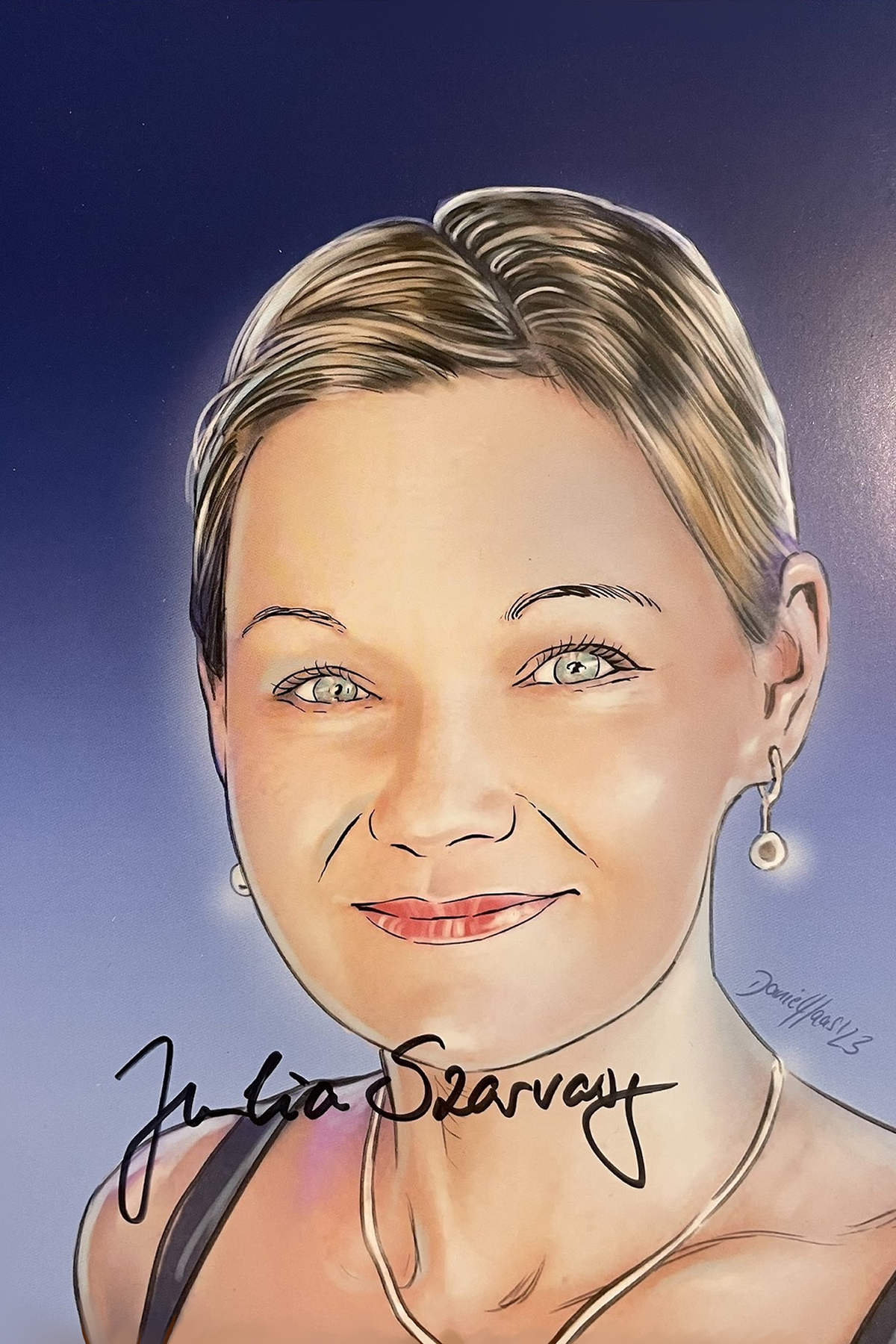 Autogrammkarte Julia Szarvasy (handsigniert)
